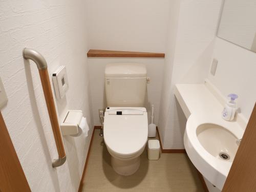 二樓廁所，在兩個房中間，彼此都不會打擾
